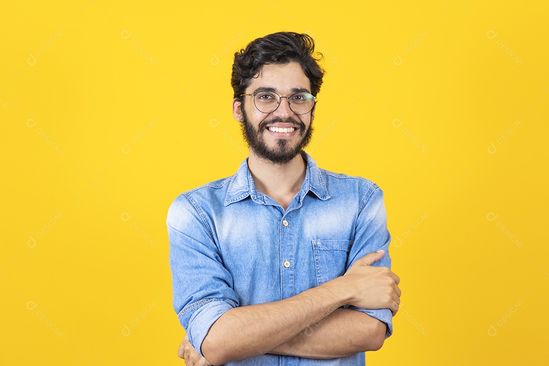 Homem jovem sentindo dor no peito barbudo sobre fundo amarelo