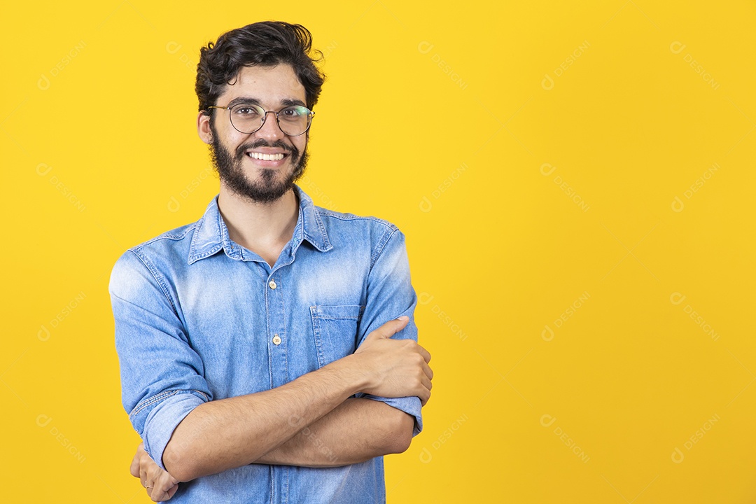Homem jovem sentindo dor no peito barbudo sobre fundo amarelo
