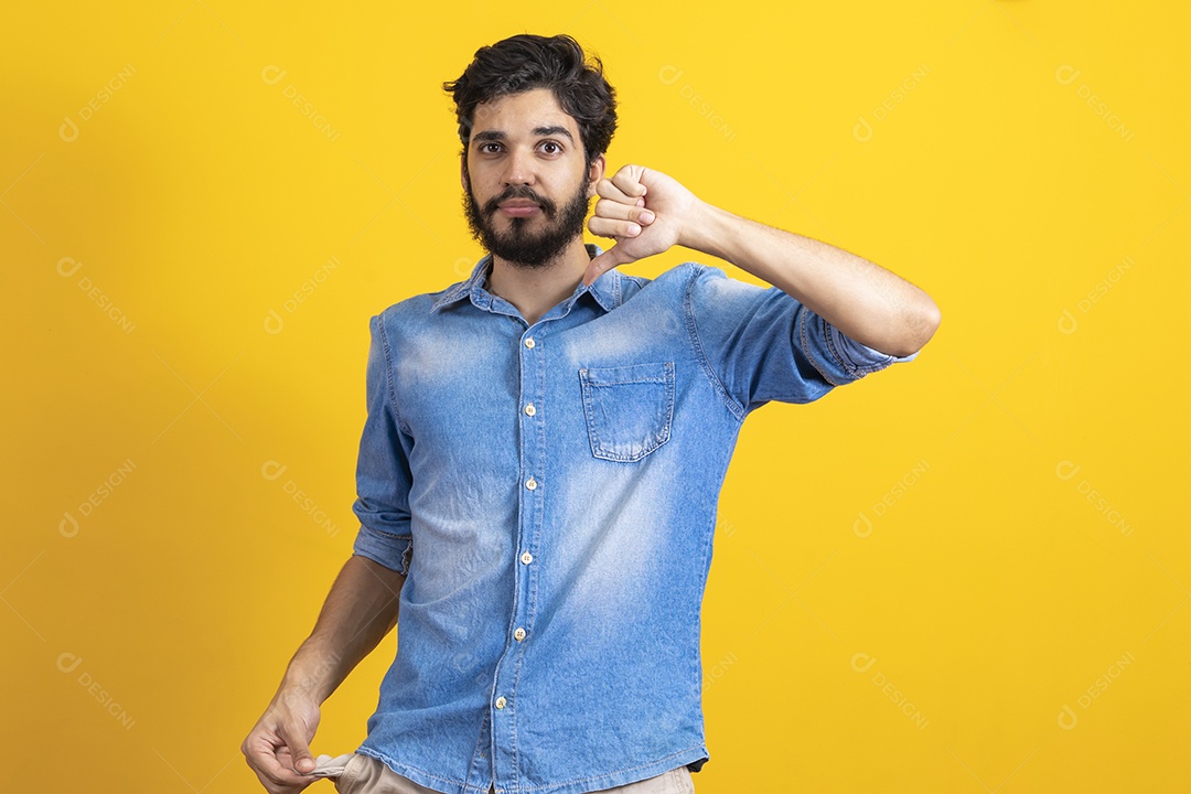 Homem jovem barbudo sobre fundo amarelo