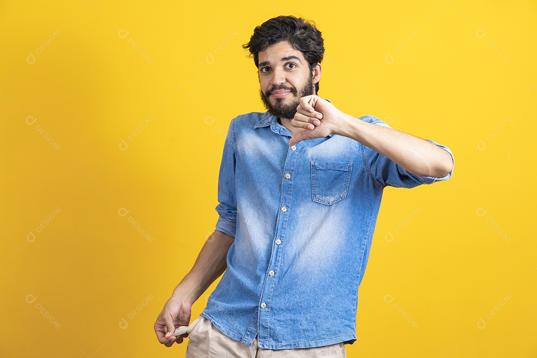 Homem jovem barbudo sobre fundo amarelo