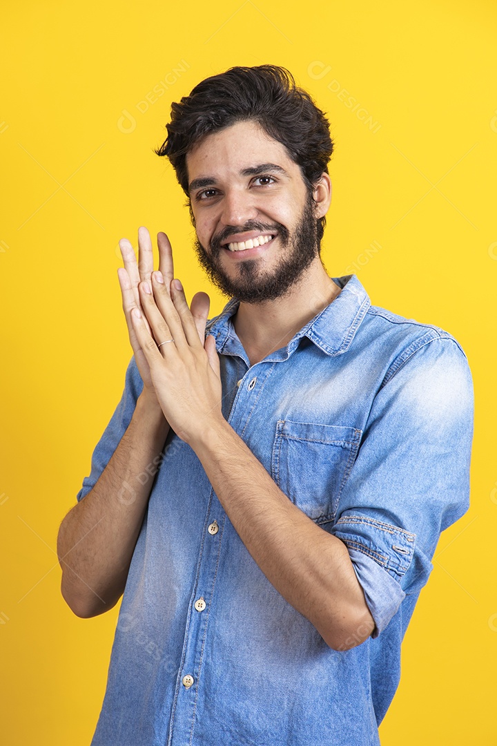 Homem jovem barbudo sobre fundo amarelo