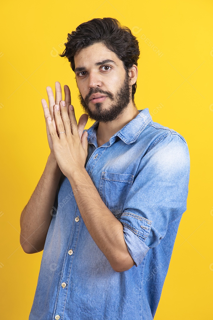 Homem jovem barbudo sobre fundo amarelo