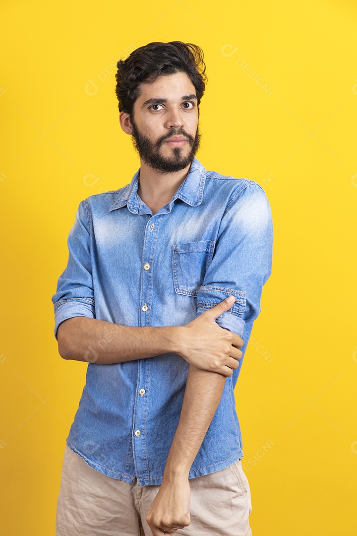 Homem jovem barbudo sobre fundo amarelo