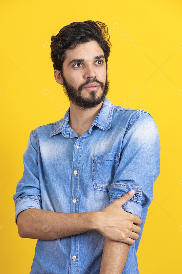 Homem jovem barbudo sobre fundo amarelo