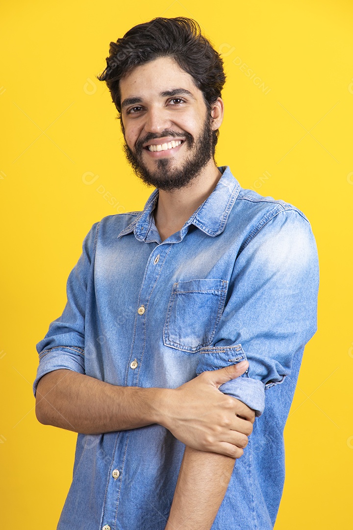 Homem jovem barbudo sobre fundo amarelo