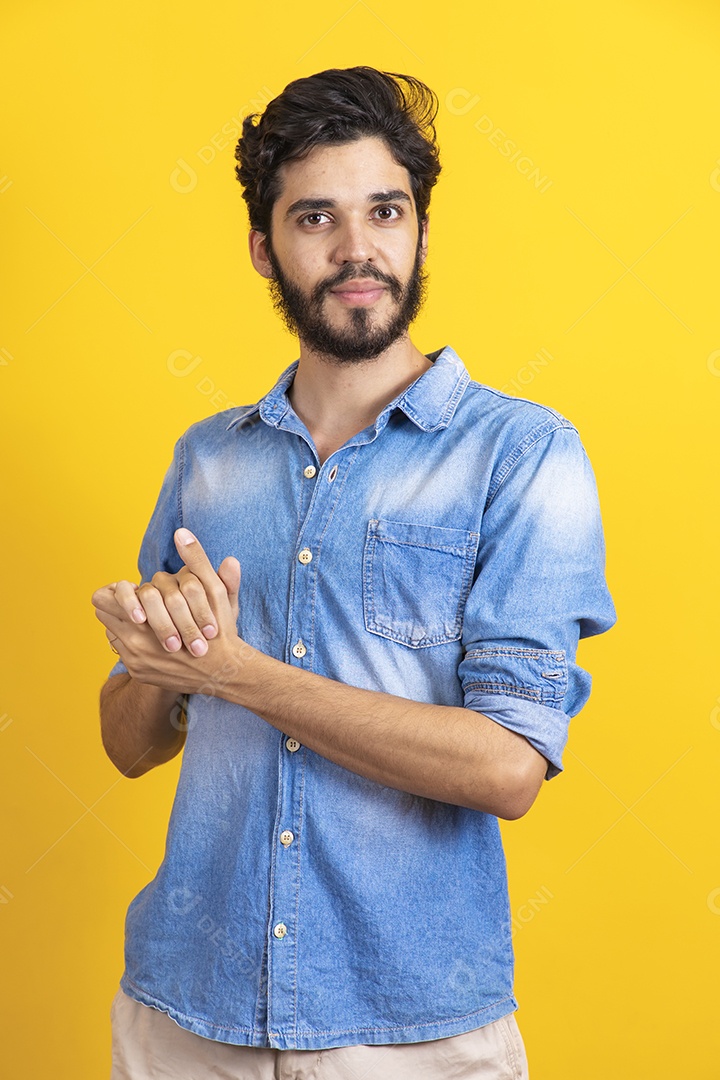 Homem jovem barbudo sobre fundo amarelo
