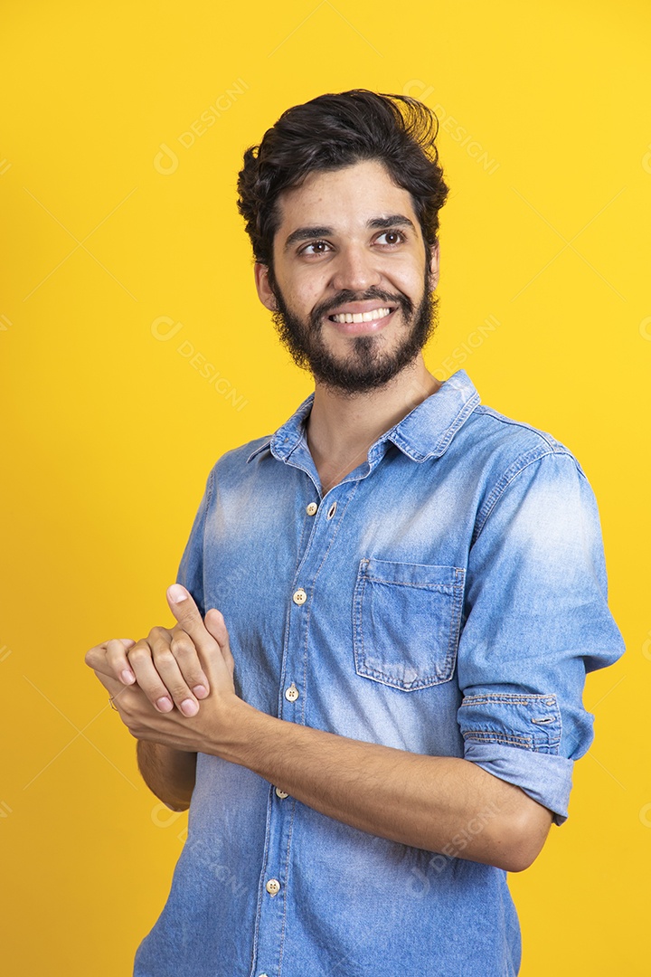 Homem jovem barbudo sobre fundo amarelo