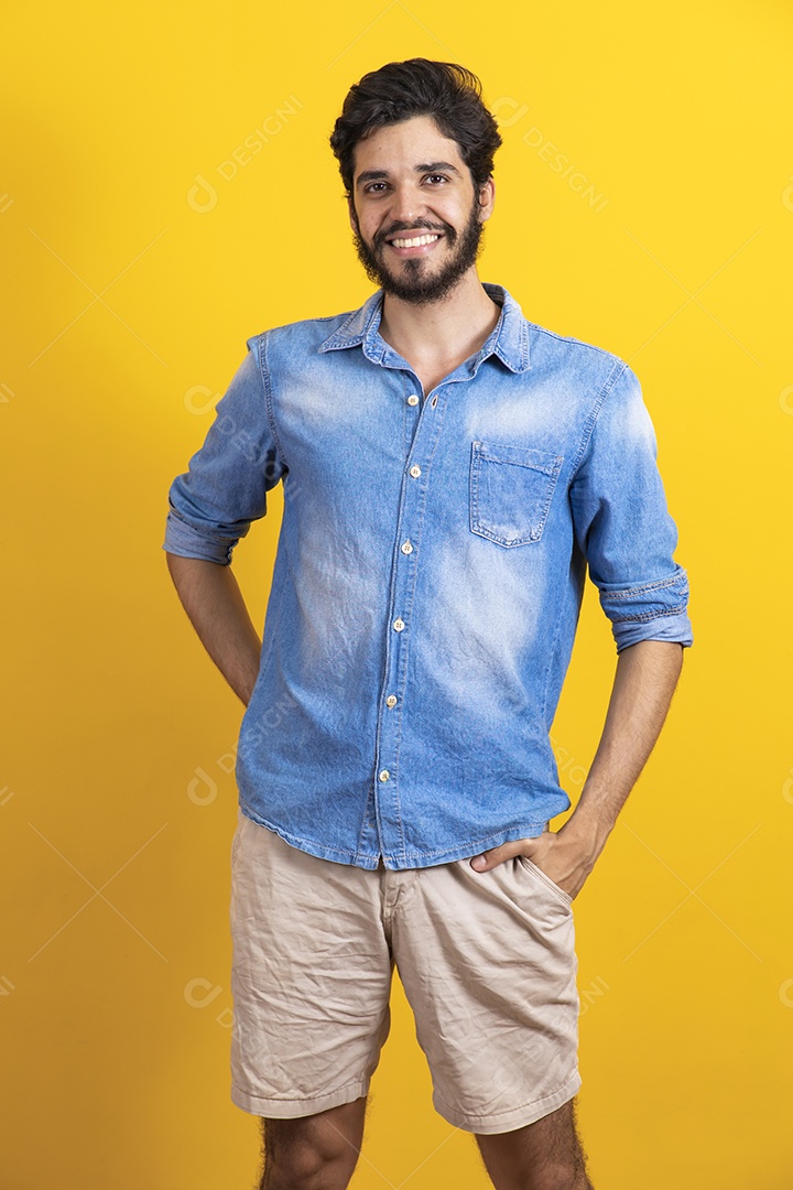 Homem jovem barbudo sobre fundo amarelo