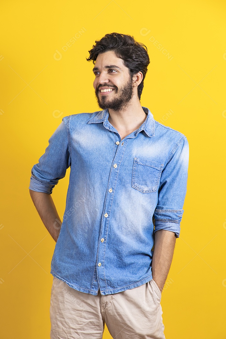 Homem jovem barbudo sobre fundo amarelo