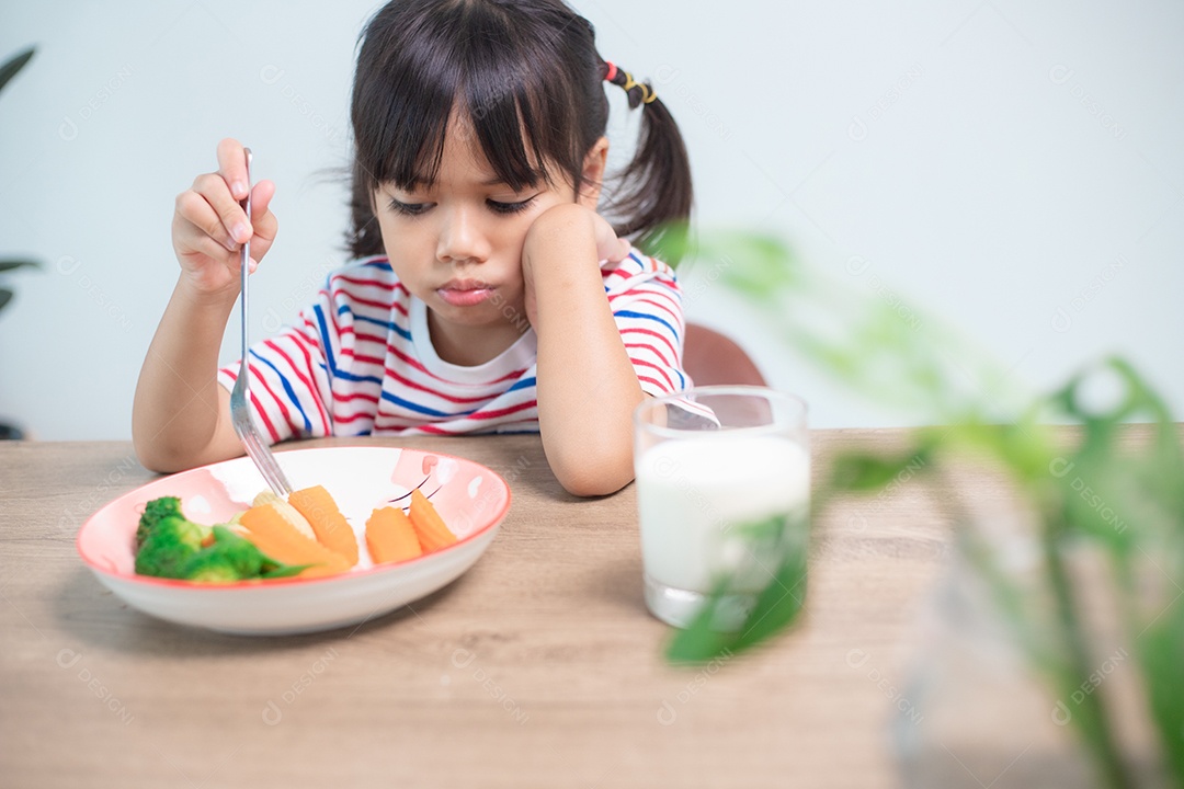 Menina sem Hábitos alimentares saudáveis ​​para o conceito de crianças. As crianças não gostam de comer legumes. Menina bonita se recusa a comer vegetais saudáveis.