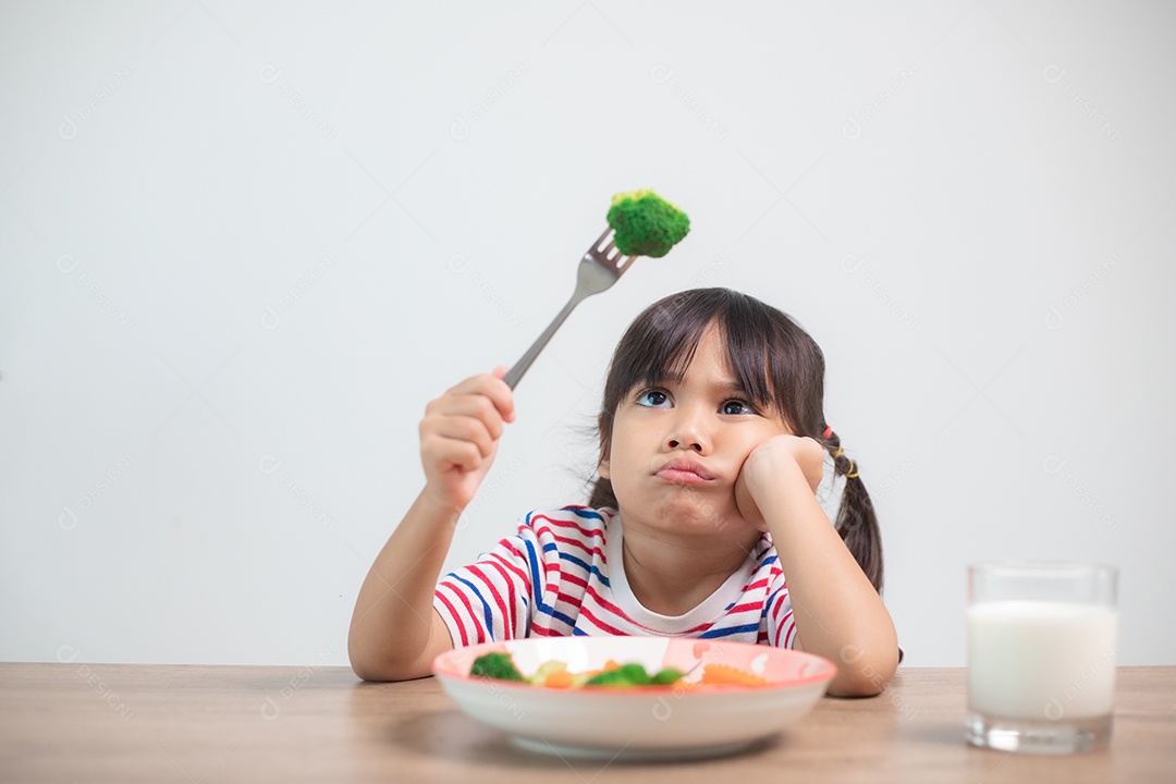 Menina sem Hábitos alimentares saudáveis ​​para o conceito de crianças. As crianças não gostam de comer legumes. Menina bonita se recusa a comer vegetais saudáveis.