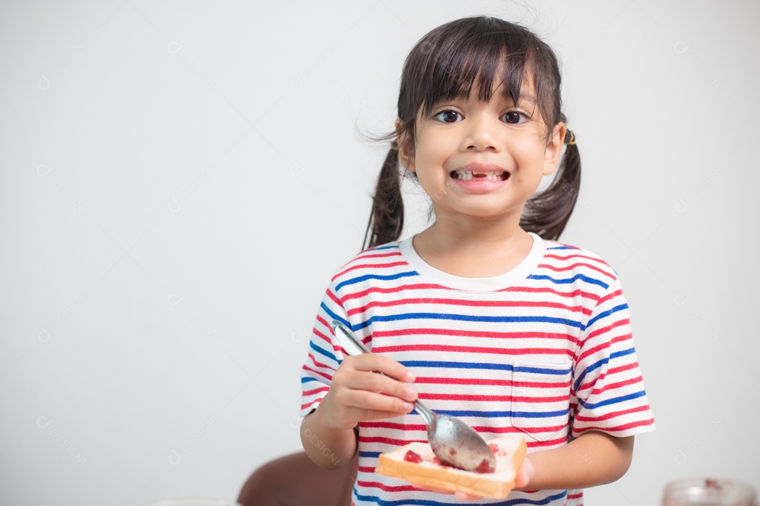 Meninas tomam café da manhã na mesa da sala de estar.
