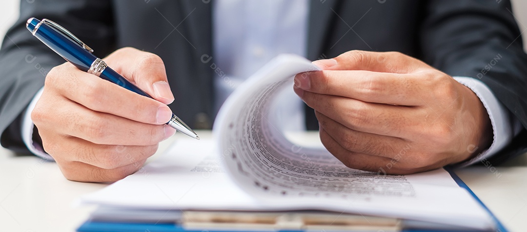 Empresário assinando documentos do contrato depois de ler, homem segurando caneta e aprovar no relatório de negócios. Conceitos de acordo, parceria e acordo de contrato