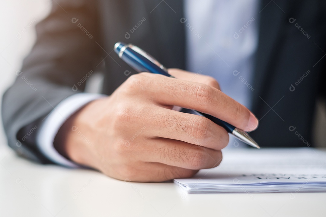 Empresário assinando documentos do contrato depois de ler, homem segurando caneta e aprovar no relatório de negócios. Conceitos de acordo, parceria e acordo de contrato