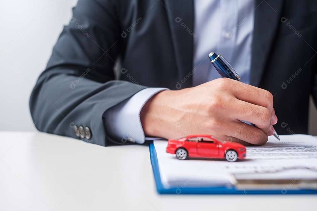 Documento de contrato de assinatura de empresário. Conceitos de contrato de aluguel, seguro e contrato