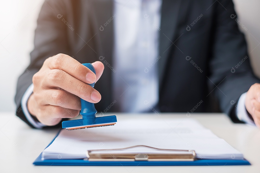 Carimbo de empresário durante a assinatura do documento de contrato Contrato comercial, aprovação, parceria, acordo de contrato e conceitos de garantia de qualidade