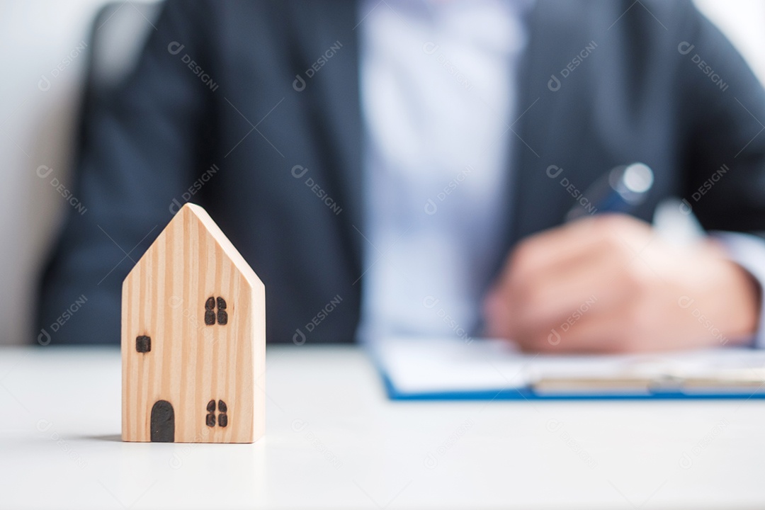 homem assinando documentos de contrato em casa. Contrato de contrato, imóveis, compra e venda e conceitos de seguros