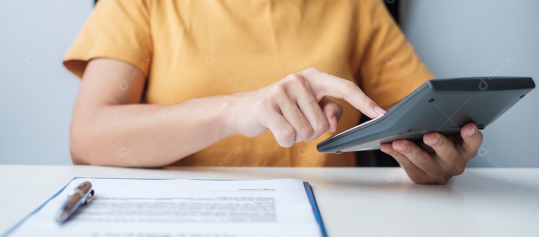 Mulher usando calculadora. Contrato de contrato, finanças de aluguel e conceitos contábeis