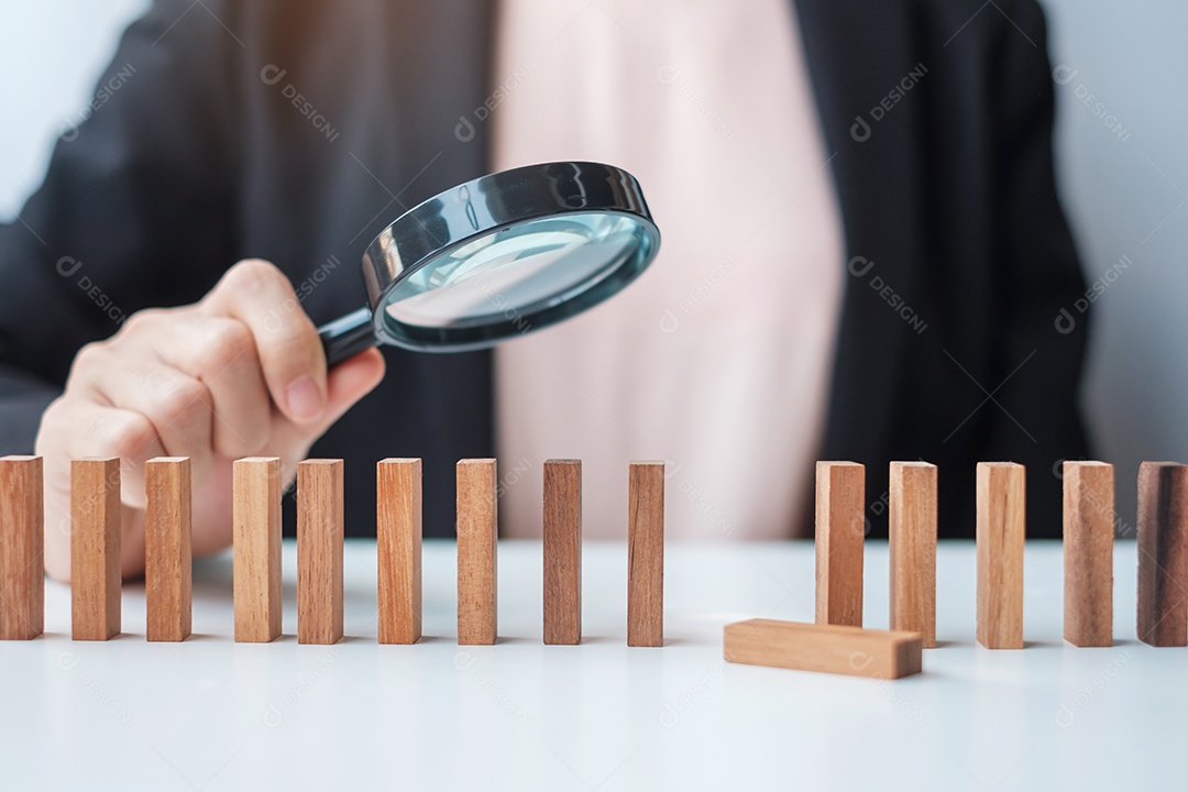 Mão de empresária puxando o homem líder de madeira da multidão do bloco. Pessoas tóxicas, gestão de recursos humanos, recrutamento, trabalho em equipe e conceitos de liderança