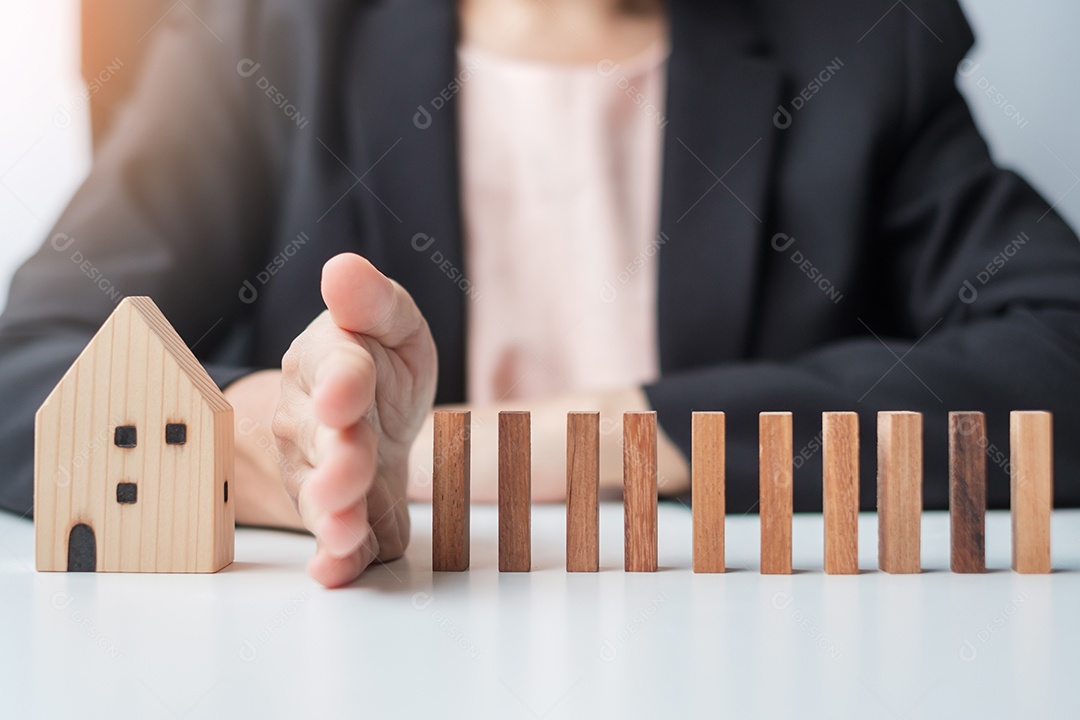 Mão de empresária puxando o homem líder de madeira da multidão do bloco. Pessoas tóxicas, gestão de recursos humanos, recrutamento, trabalho em equipe e conceitos de liderança