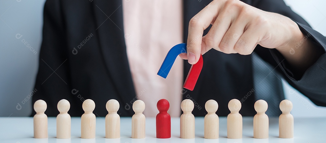 Mão de empresária puxando o líder de madeira da multidão do bloco. Pessoas tóxicas, gestão de recursos humanos, recrutamento, trabalho em equipe e conceitos de liderança