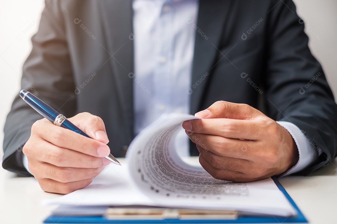 Empresário assinando documentos do contrato depois de ler, homem segurando caneta e aprovar no relatório de negócios