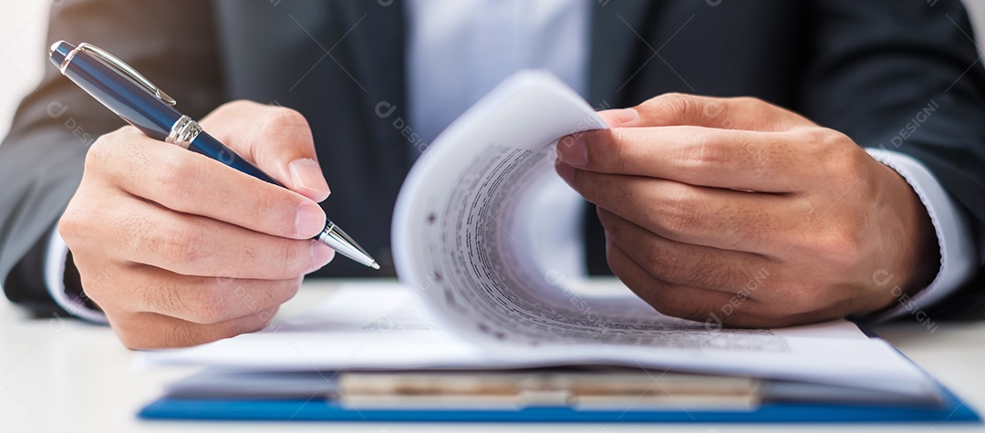 Empresário assinando documentos do contrato depois de ler, homem segurando caneta e aprovar no relatório de negócios