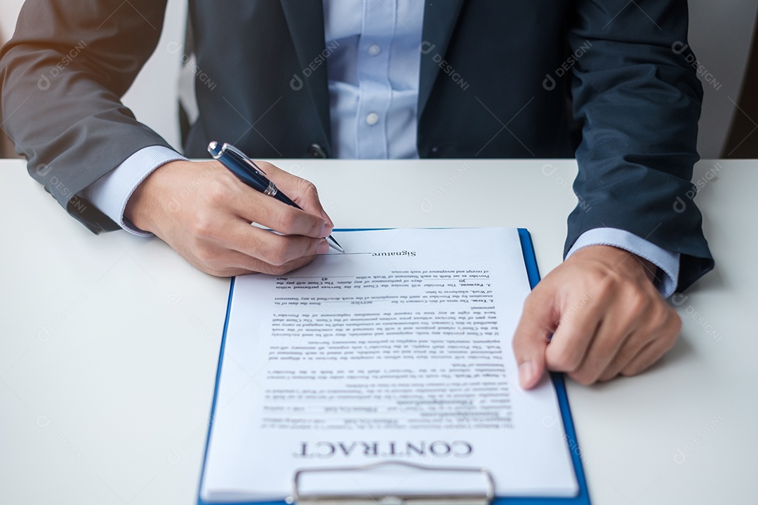 Empresário assinando documentos do contrato depois de ler, homem segurando caneta e aprovar no relatório de negócios