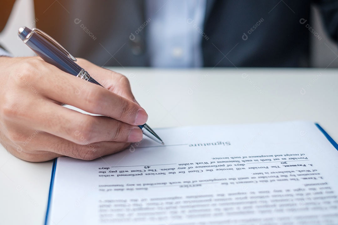 homem assinando documentos do contrato após a leitura, homem segurando a caneta e aprova no relatório de negócios. Conceitos de contrato, lei e negócio