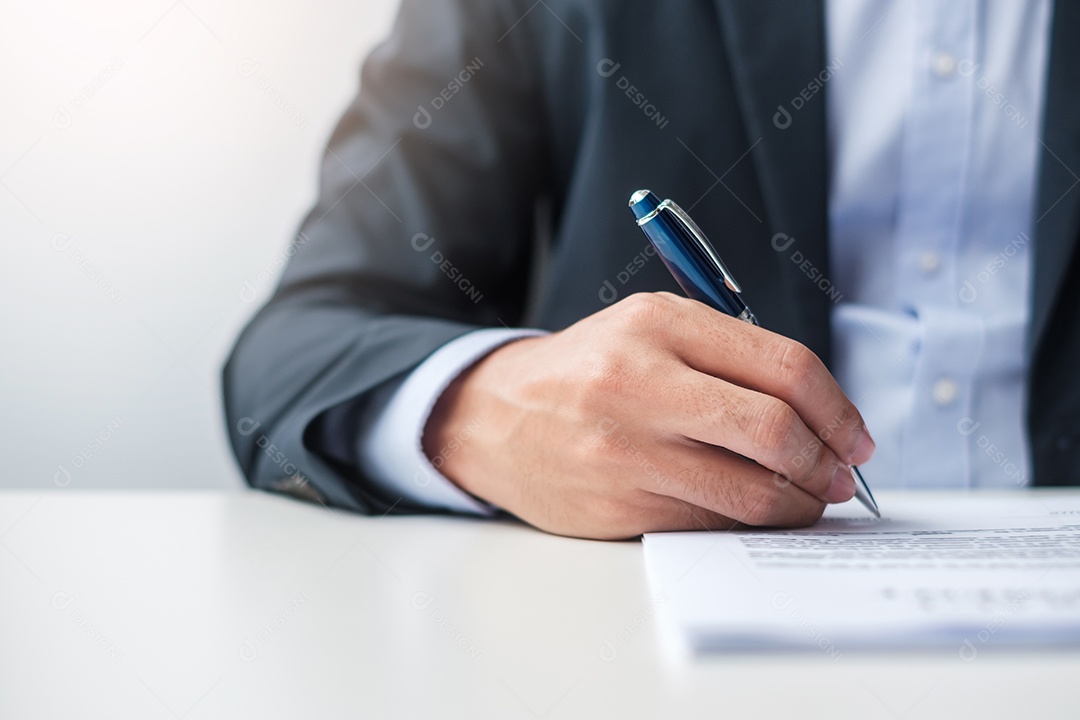 homem assinando documentos do contrato após a leitura, homem segurando a caneta e aprova no relatório de negócios. Conceitos de contrato, lei e negócio