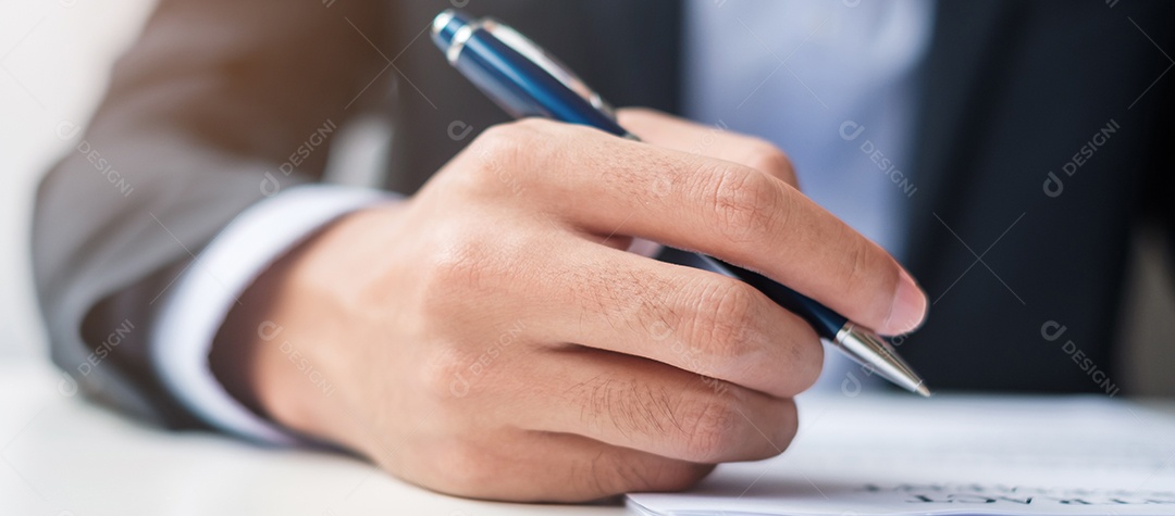 homem assinando documentos do contrato após a leitura, homem segurando a caneta e aprova no relatório de negócios. Conceitos de contrato, lei e negócio