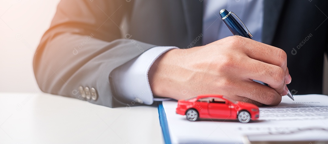 Documento de contrato de assinatura de empresário. Conceitos de contrato de aluguel, seguro e contrato