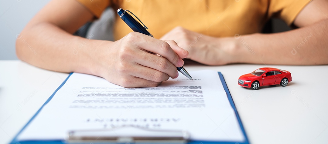 mão de mulher assinando documento de contrato. compra e venda, seguro, aluguel de carro e conceitos de contrato