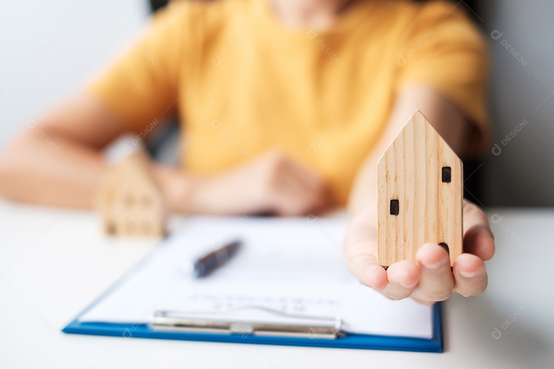 mão de mulher assinando documento de contrato. compra e venda, seguro, aluguel de carro e conceitos de contrato