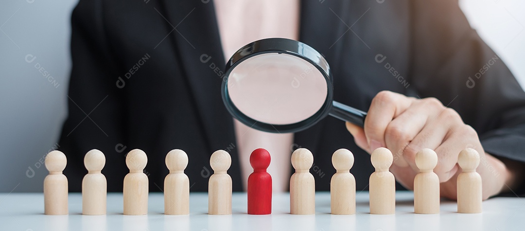 Mão de empresária segurando lupa para recrutar homem líder de madeira da multidão de funcionários Gestão de recursos humanos