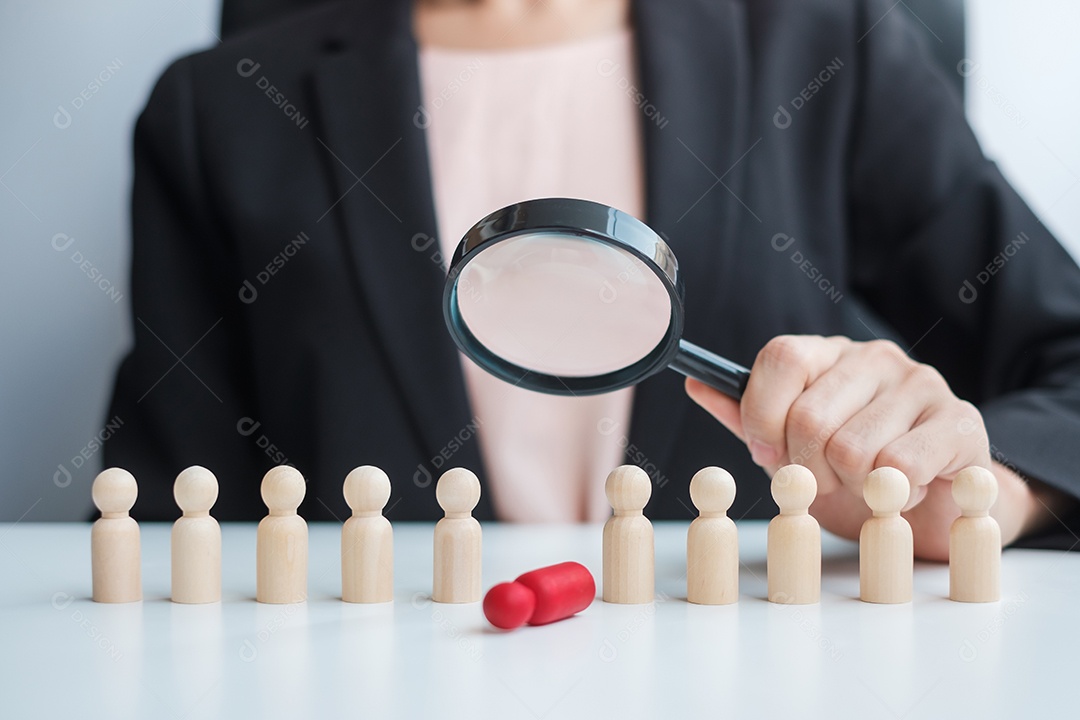 Mão de empresária segurando lupa para recrutar homem líder de madeira da multidão de funcionários Gestão de recursos humanos, recrutamento, trabalho em equipe, contratação e liderança Conceitos