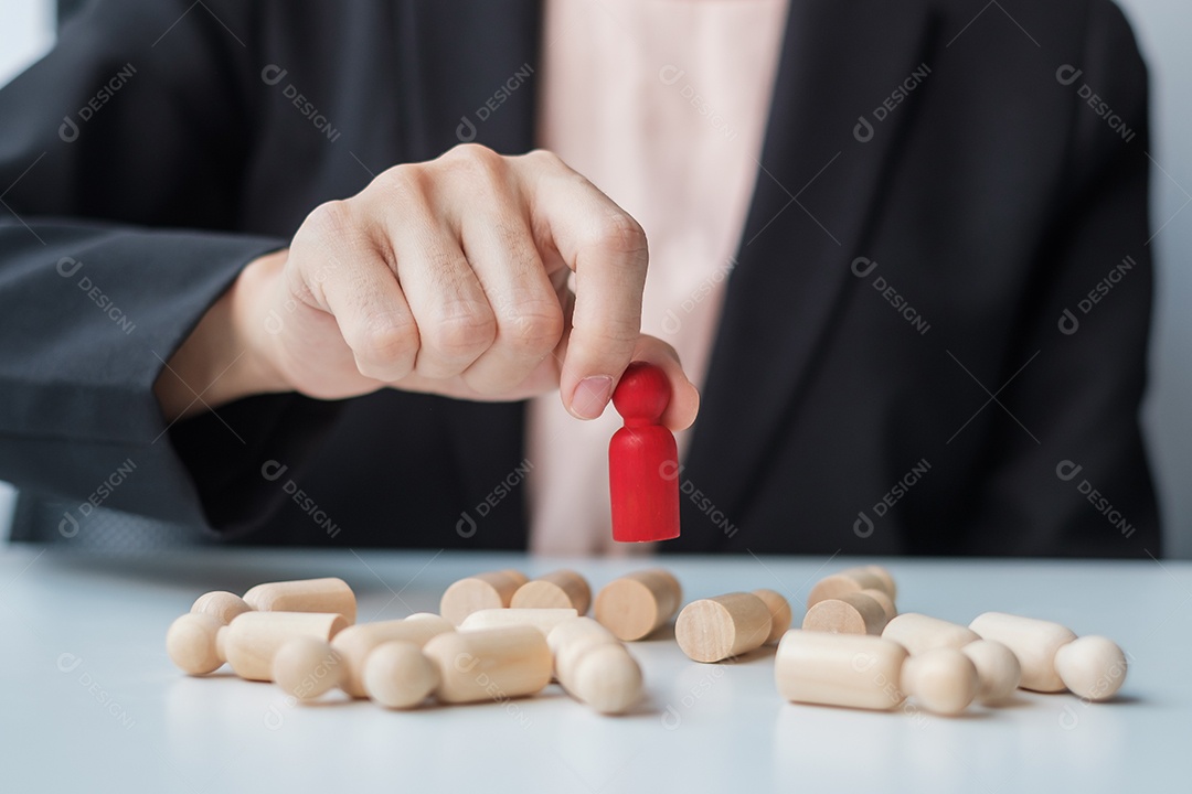 Mão de empresária puxando o homem líder de madeira da multidão de funcionários. Pessoas tóxicas, gestão de recursos humanos