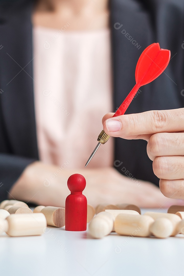 Mão segurando o dardo sobre pessoas vermelhas Objetivo, alvo, objetivo, objetivo, liderança, conceito de negócios e marketing