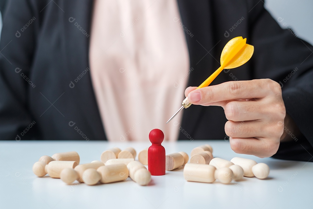 Mão segurando o dardo sobre pessoas vermelhas Objetivo, alvo, objetivo, objetivo, liderança, conceito de negócios e marketing