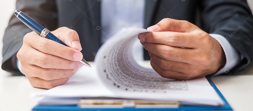 Empresário assinando documentos do contrato depois de ler, homem segurando caneta e aprovar no relatório de negócios.