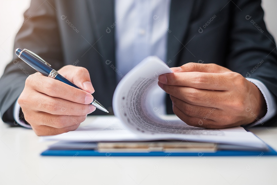 Empresário assinando documentos do contrato depois de ler, homem segurando caneta e aprovar no relatório de negócios.