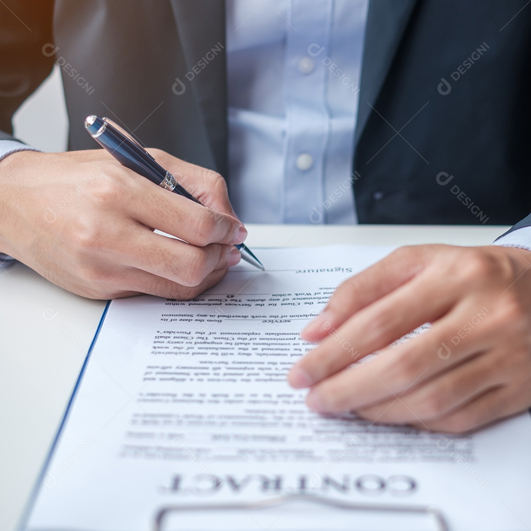 homem assinando documentos do contrato após a leitura, homem segurando a caneta e aprova no relatório de negócios. Conceitos de contrato, lei e negócio