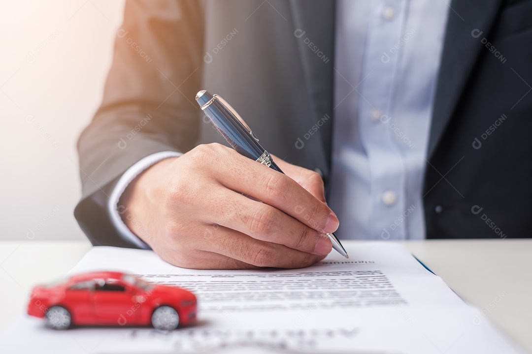 Documento de contrato de assinatura de empresário. Conceitos de contrato de aluguel, seguro e contrato