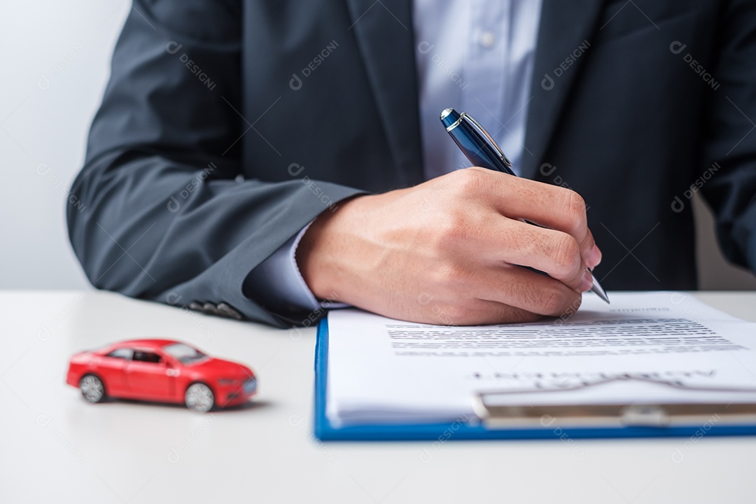 Documento de contrato de assinatura de empresário. Conceitos de contrato de aluguel, seguro e contrato