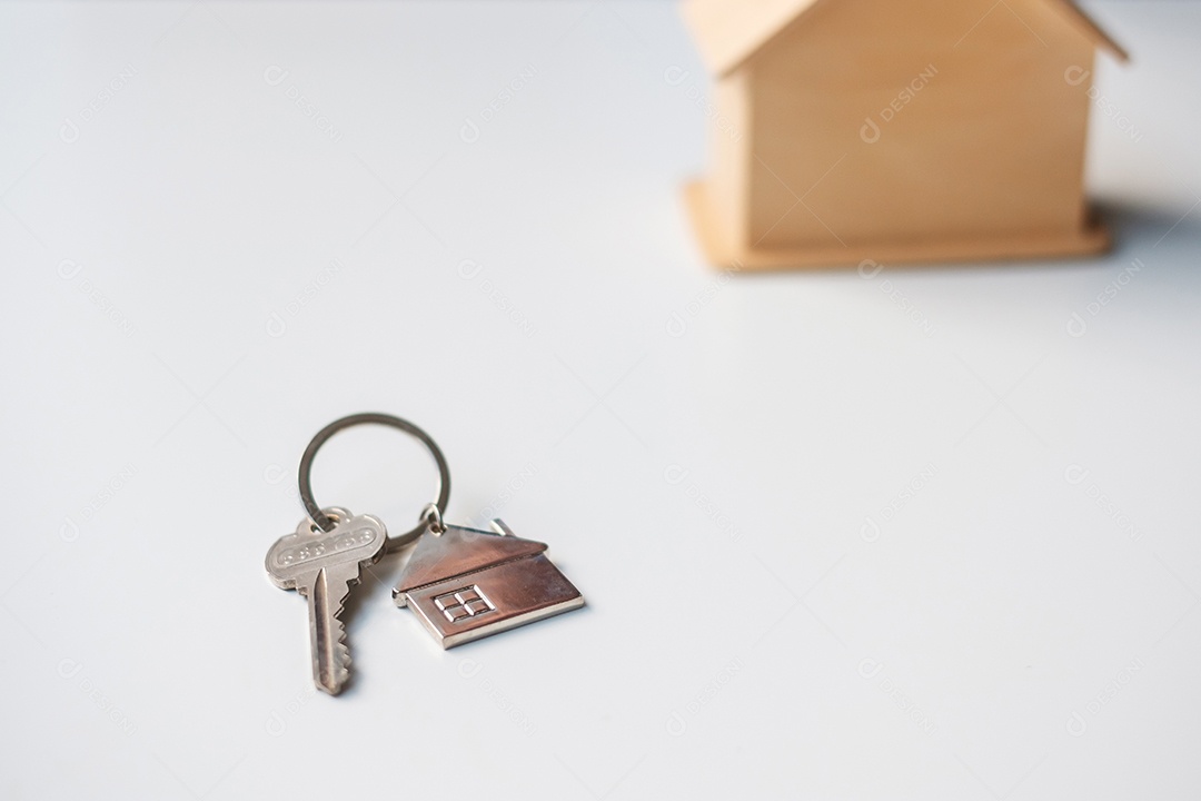 chave com modelo de casa de madeira. Imobiliário, compra e venda, seguro de propriedade, conceitos de contrato de aluguel e contrato