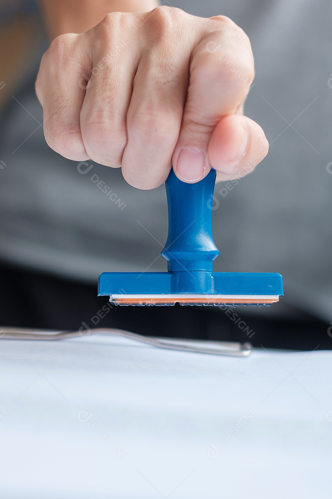 Carimbo de empresário durante a assinatura do documento de contrato Contrato comercial, aprovação, parceria, acordo de contrato e conceitos de garantia de qualidade