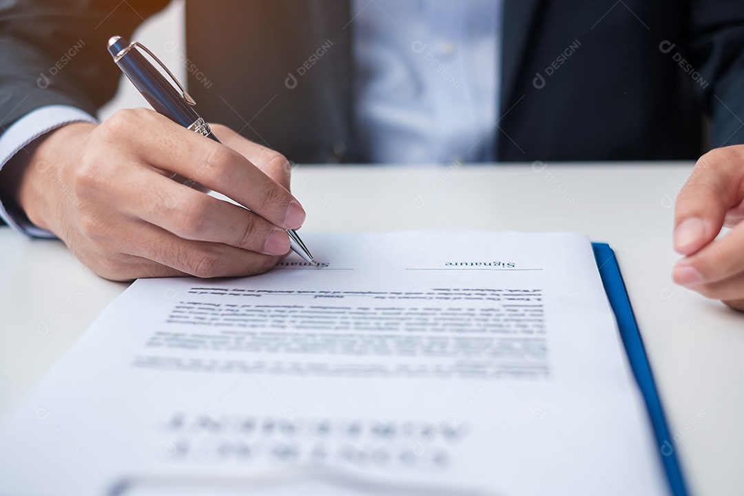 homem assinando documentos do contrato após a leitura, homem segurando a caneta e aprova no relatório de negócios. Conceitos de contrato, lei e negócio