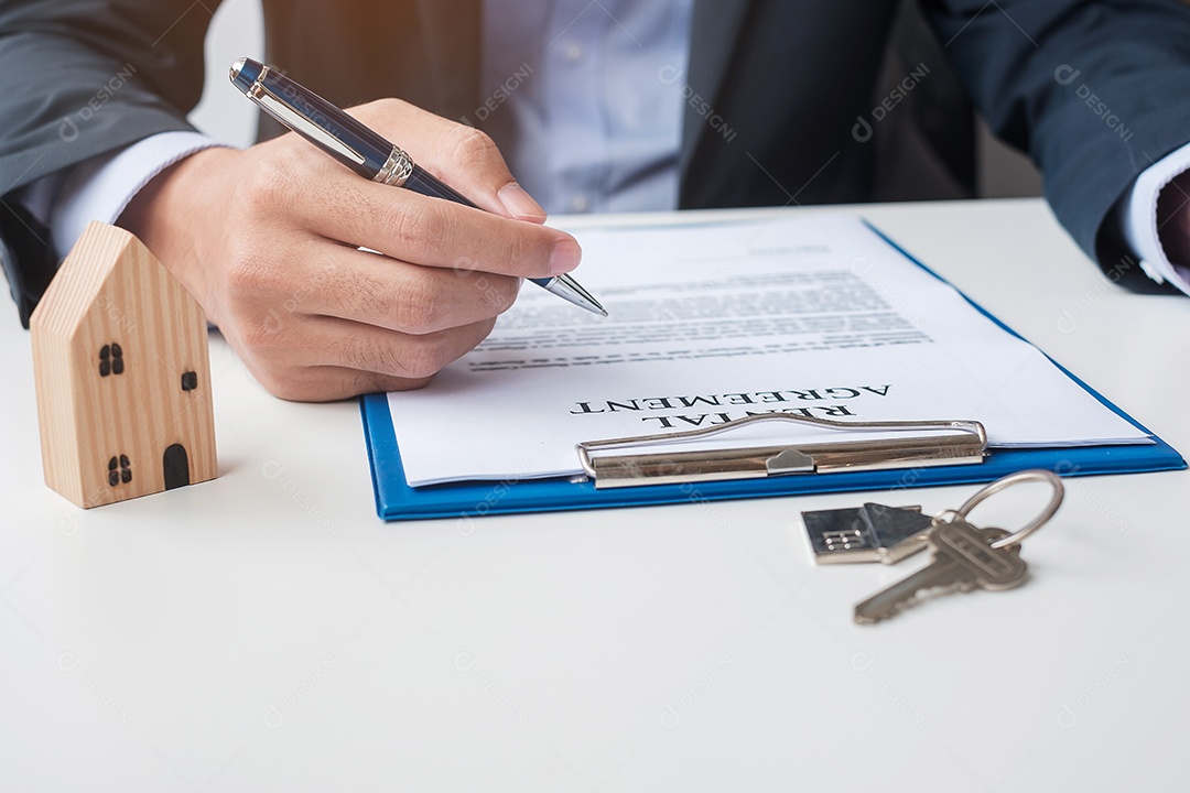 homem assinando documentos do contrato após a leitura, homem segurando a caneta e aprova no relatório de negócios