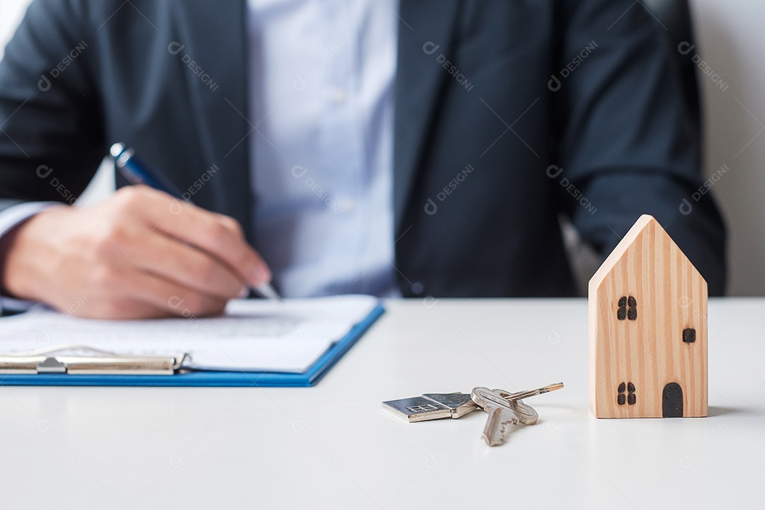 homem assinando documentos do contrato após a leitura, homem segurando a caneta e aprova no relatório de negócios