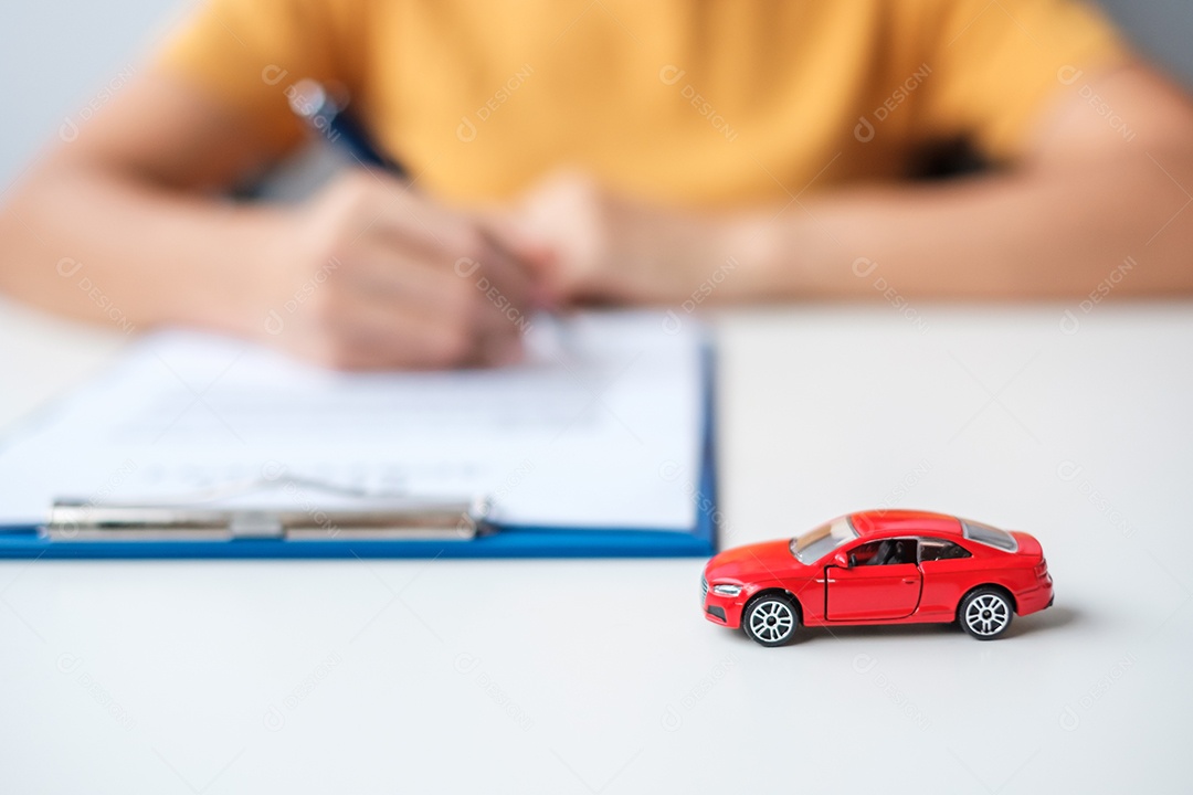 mão de mulher assinando documento de contrato. compra e venda, seguro, aluguel de carro e conceitos de contrato